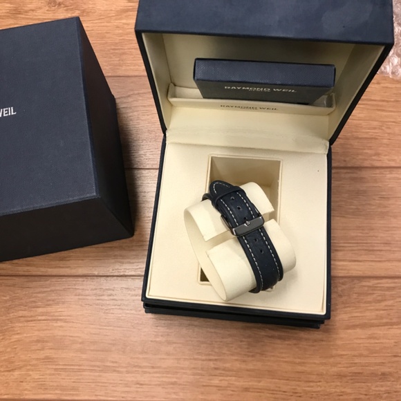 Raymond Weil Tradition Men's Watch Item No. 4476-STC-00300 - Picture 3 of 7